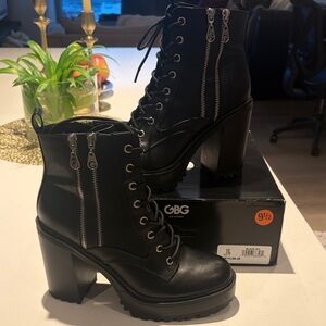 GBG Los Angeles Black Lace-Up Platform Ankle Boots with Dual Zippers